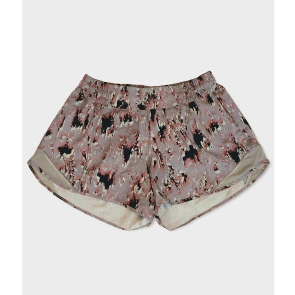 Size 8 - Lululemon Hotty Hot Short II *Long 4"